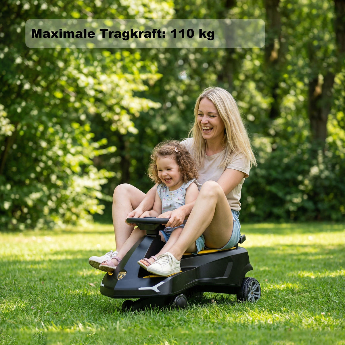 Kind und Mama auf dem Lamborghini Rutschauto